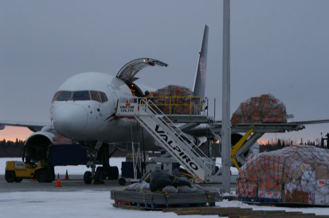 Boeing 757-200 — - A l'aéroport de Val-d'Or, Québec j'observais le chargement d'un Boeing-757 cargo, hiver 2013.