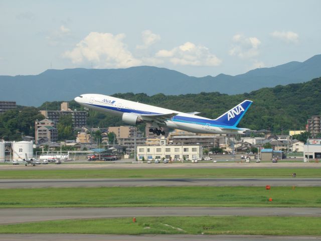 Boeing 777-200 (JA714A)