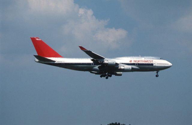 Boeing 747-400 (N662US) - Short Final at Narita Intl Airport Rwy16 on 1989/07/23