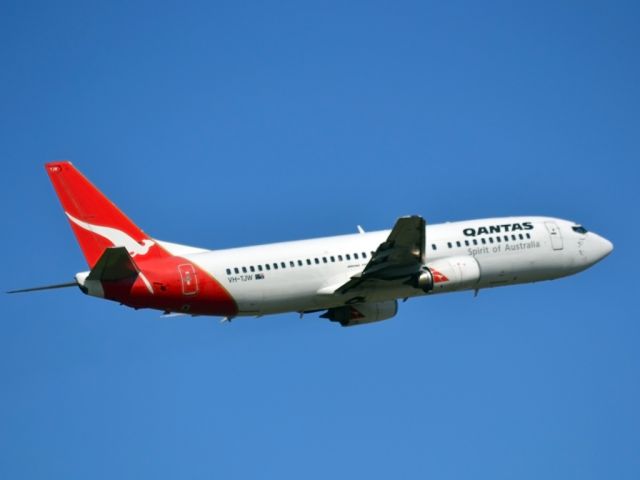 BOEING 737-400 (VH-TJW) - A Qantas old girl getting airborne off runway 23.