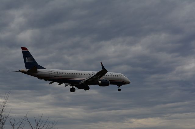 Embraer ERJ-190 (N956UW)