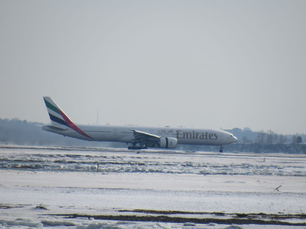 BOEING 777-300ER (A6-ECC)