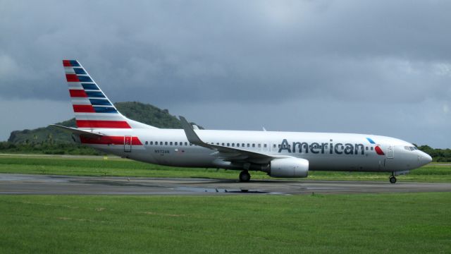 Boeing 737-800 (N972NN)