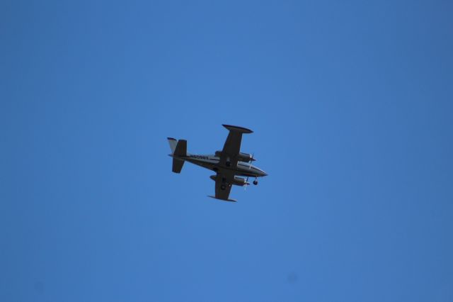 Cessna 310 (N6098X) - Final Approach 
