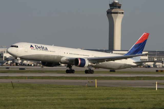 BOEING 767-400 (N386FE) - May 29, 2010 - evening departed from Detroit, flight to London Heathrow