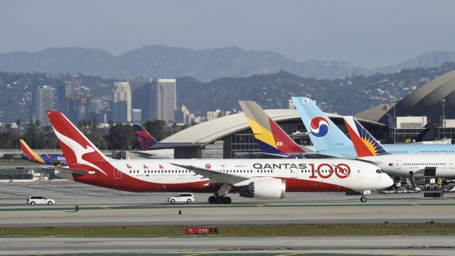 Boeing 787-9 Dreamliner (VH-ZNJ) - Taxiing for departure at LAX