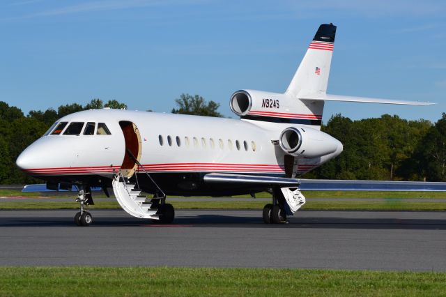 Dassault Falcon 900 (N924S) - MEREGRASS INC waiting for its passengers to arrive at KJQF - 10/13/18