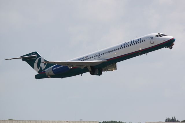 Boeing 717-200 (N995AT) - AirTran Flight 1282 (N995AT) departs Runway 14 at Sarasota-Bradenton International Airport enroute to Baltimore-Washington International Airport