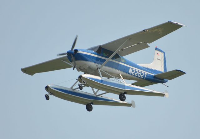 Cessna Skywagon (N2252T) - Final approach to runway 36 at Airventure 2018.