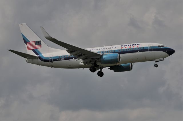 Boeing 737-700 (N278EA) - Arriving 5-L this afternoon from JAX.