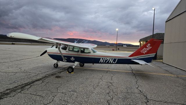 Cessna Skyhawk (N17NJ) - Dusk on the tarmac at Rutland. 