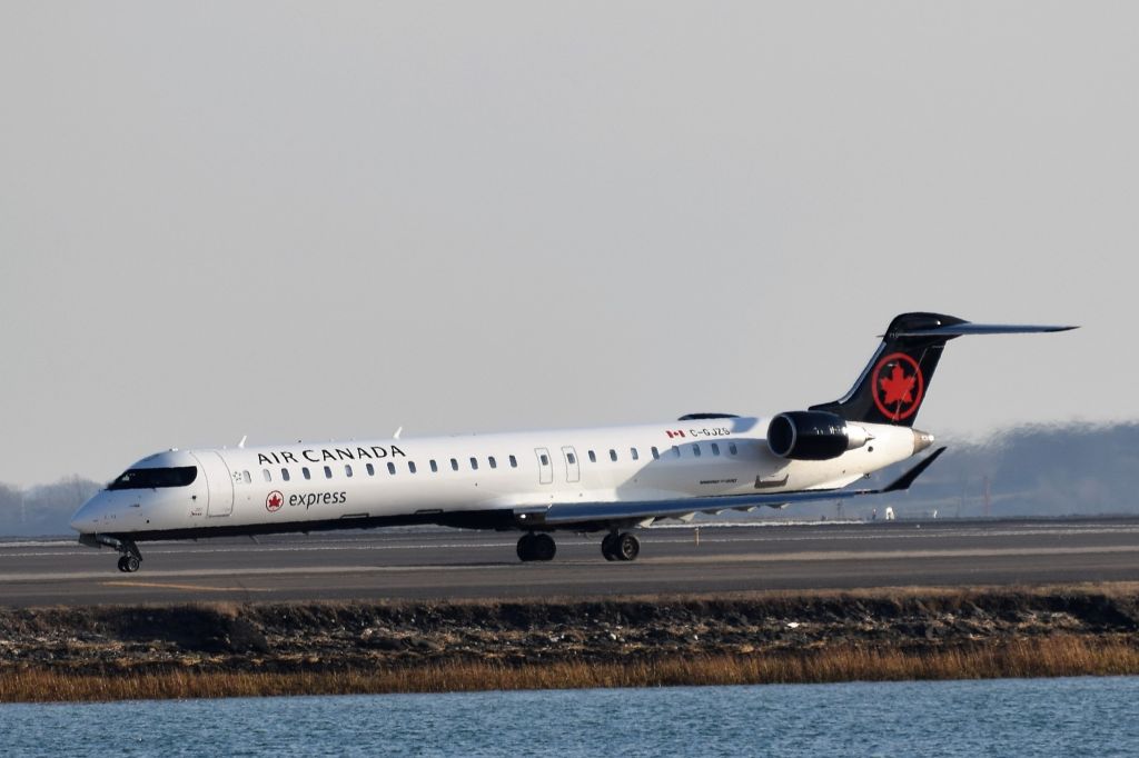 Canadair Regional Jet CRJ-900 (C-GJZS)