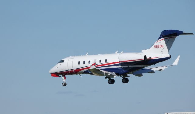 Bombardier Challenger 300 (N86DQ) - On final is this 2017 Bombardier Challenger 300 in the Autumn of 2019.