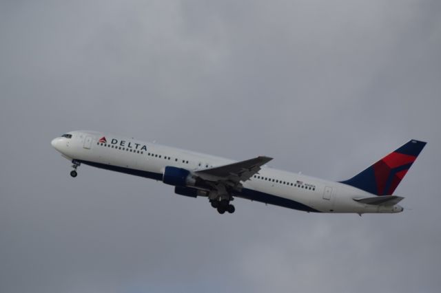 BOEING 767-300 (N143DA) - Rare Boeing 767-300 without winglets.