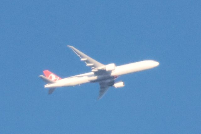Boeing 777-200 (TC-JJZ) - TC-JJX Boeing B-777 2ER Turkish Airlines TK7. De Istanbul IST. Vers Washington IAD. Altitude 10973 Mètres. Vitesse 846 KM/H. Survolant le fleuve St-Laurent QC. à Lavaltrie. Le 26-03-2025 à 18:57.