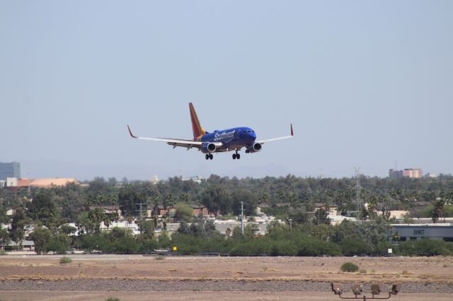 Boeing 737-700 (N7882B)