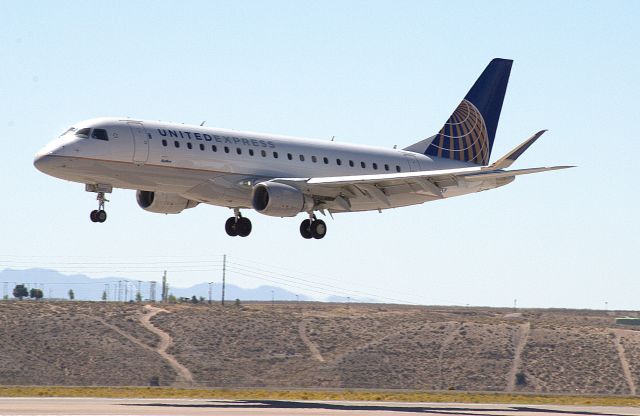 Embraer 175 (N166SY)