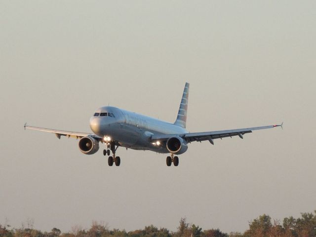 Airbus A321 (N568UW)