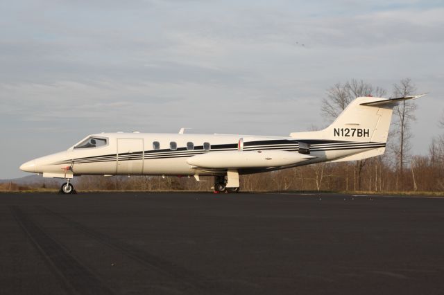 Learjet 25 (N127BH)