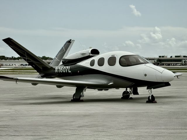 Cirrus Vision SF50 (N1607L)