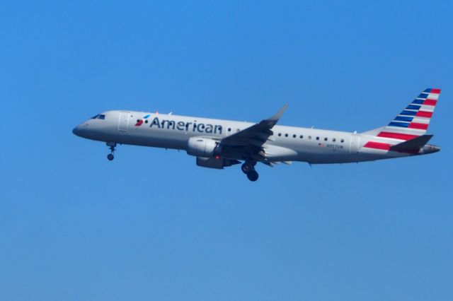 Embraer 175 (N957UW)