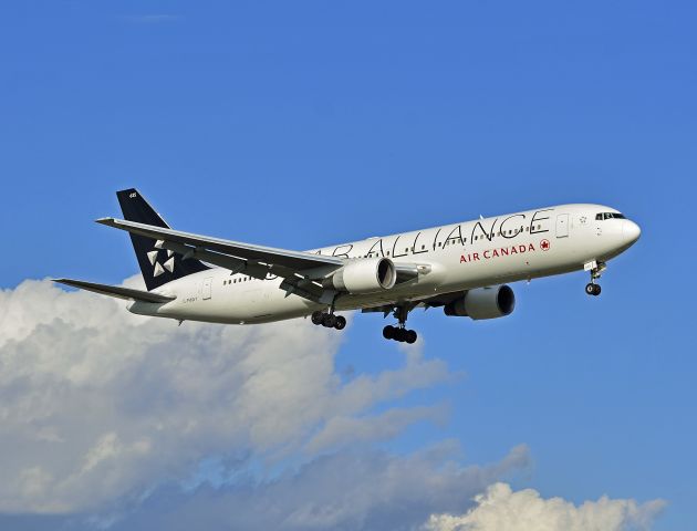 BOEING 767-300 (C-FMWY)