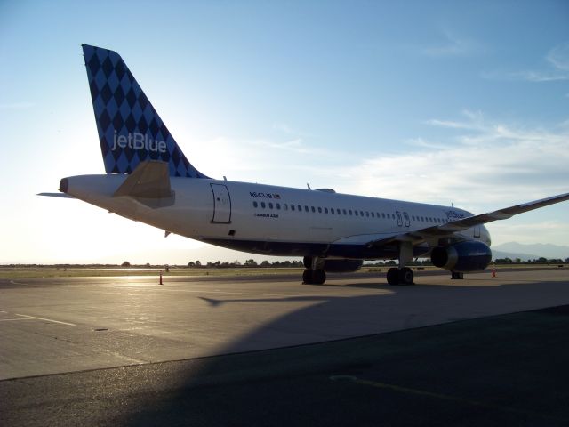 Airbus A320 (N643JB)