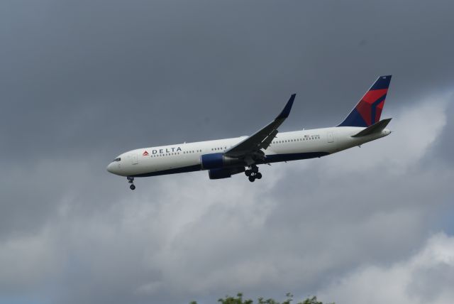 BOEING 767-300 (N172DZ) - Delta B767-332ER cn29691