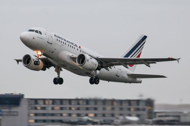 Airbus A318 (F-GUGH) - AFR1069 climbing out from 23R on the way back to Paris CDG.