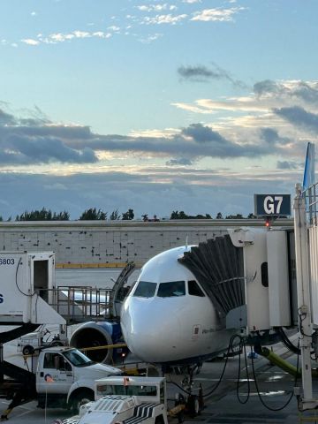 N658JB — - N658JB being catered and prepared for the 55minute hop to/from Havanaand then up to Washington National Airport