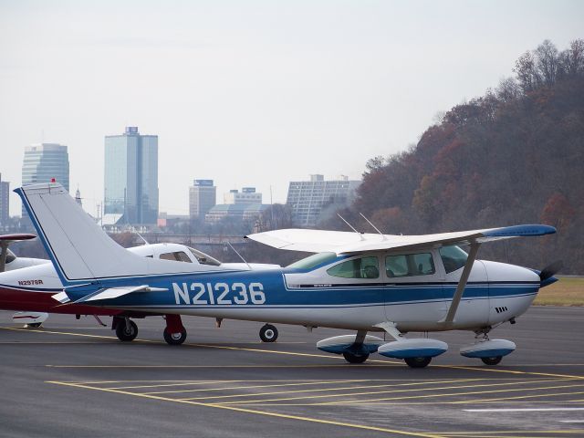 Cessna Skylane (N21236) - N21236 at Knoxville, Tennessee. The photo was taken on November 28, 2008.