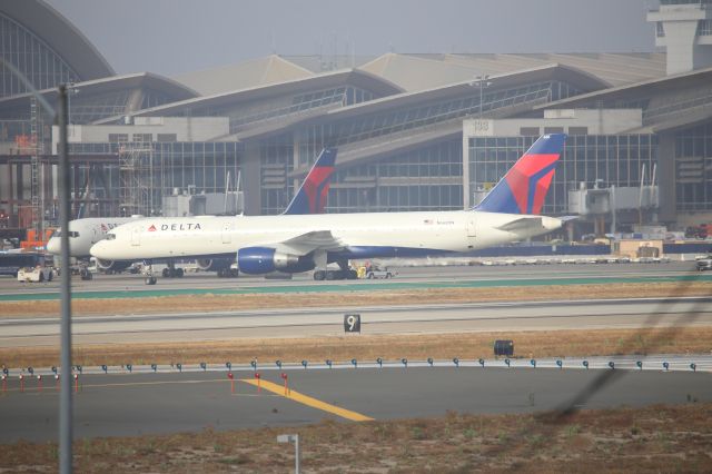 Boeing 757-200 (N668DN)