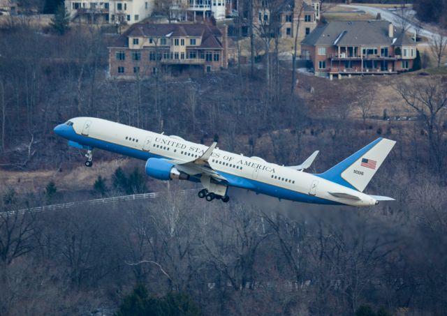 Boeing 757-200 (09-0016) - POTUS and FLOTUS depart Lunken after both giving speeches here in Ohio. Photo taken on 2/5/18