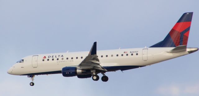 Embraer 175 (N261SY)