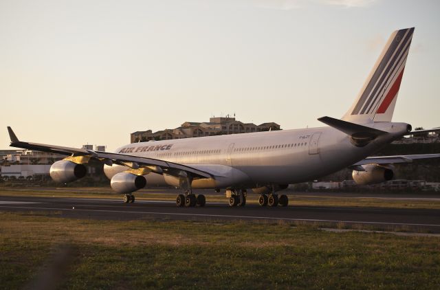 Airbus A340-300 (F-GLZT)