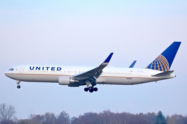 BOEING 767-300 (N662UA)