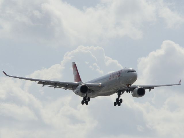 Airbus A330-300 (HB-JHA)