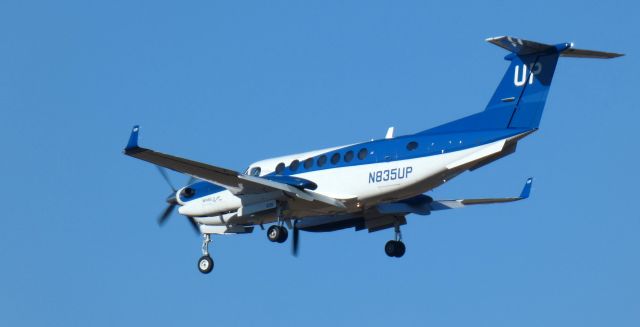 Beechcraft Super King Air 350 (N835UP) - On short final is this 2014 Beechcraft Super King Air 350 in the Winter of 2022.