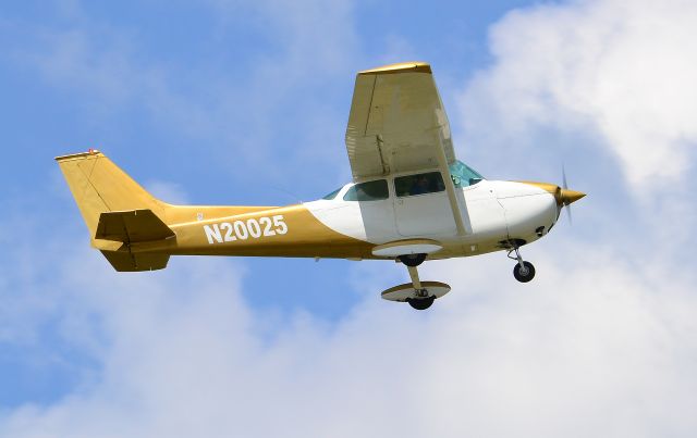 Cessna Skyhawk (N20025) - Plane spotting 6-25-2020