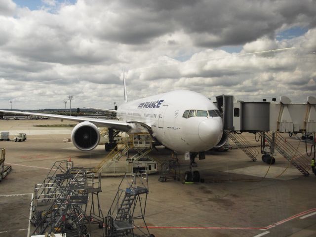 BOEING 777-300ER (F-GSQR) - AFR3504 au parking pour Pointe-A-Pitre