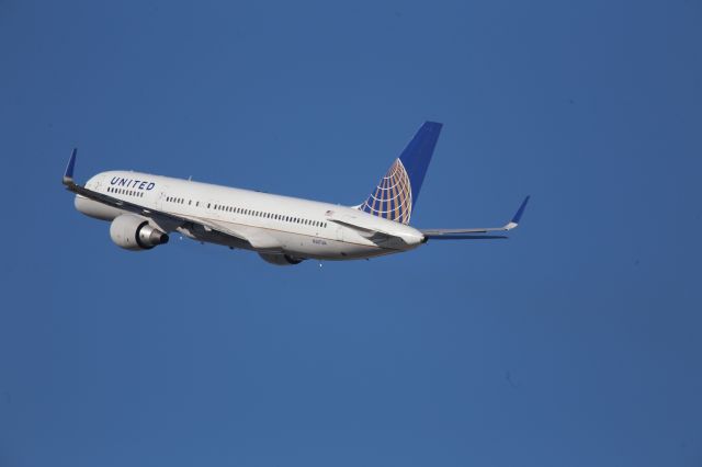 Boeing 757-200 (N587UA)