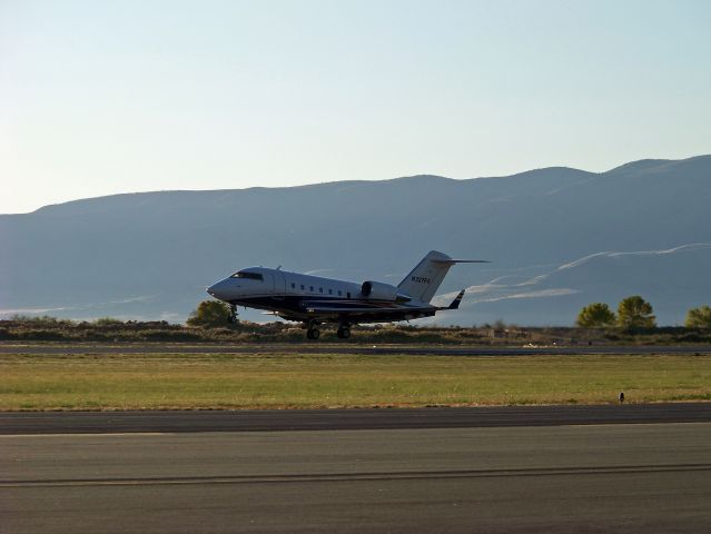 Canadair Challenger (N327FX)