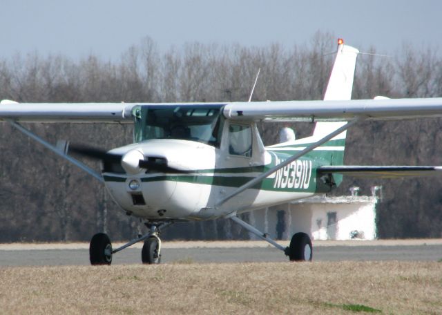 Cessna Commuter (N9391U) - On taxiway Foxtrot headed to runway 14 at Downtown Shreveport.