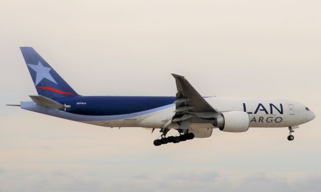 BOEING 777-200LR (N772LA)