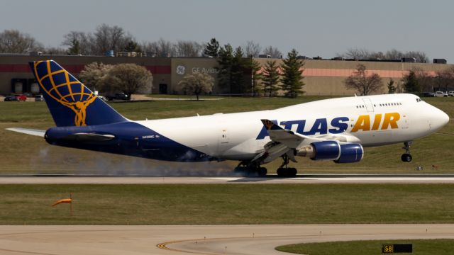 Boeing 747-400 (N429MC)