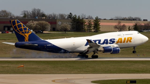 Boeing 747-400 (N429MC)