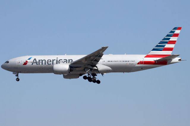 Boeing 777-200 (N752AN)