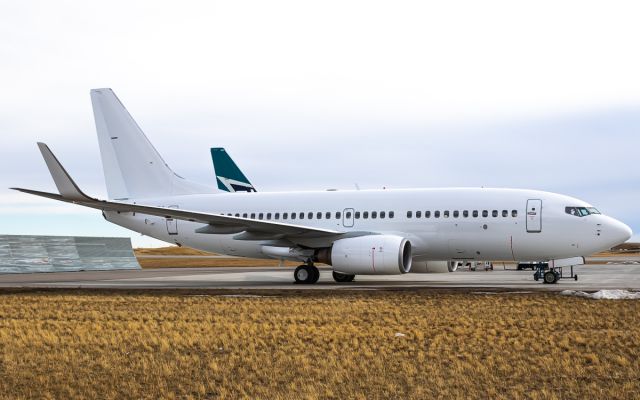 Boeing 737-700 (C-FTWJ)