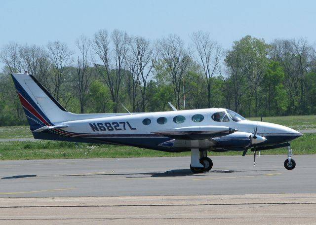 Cessna 340 (N6827L) - Taxiing to park after landing at the Shreveport Downtown airport.