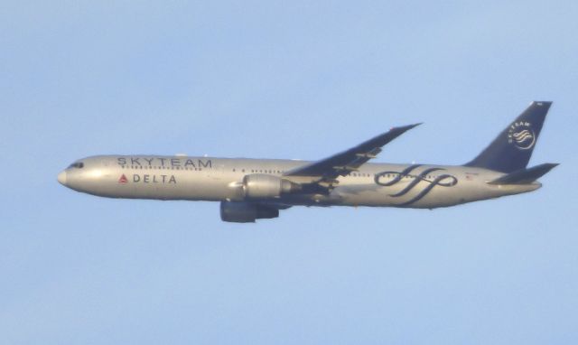 BOEING 767-400 (N844MH) - Shown here is a Delta Air "Sky Team" livery a few moments until landing in the Winter of 2017.